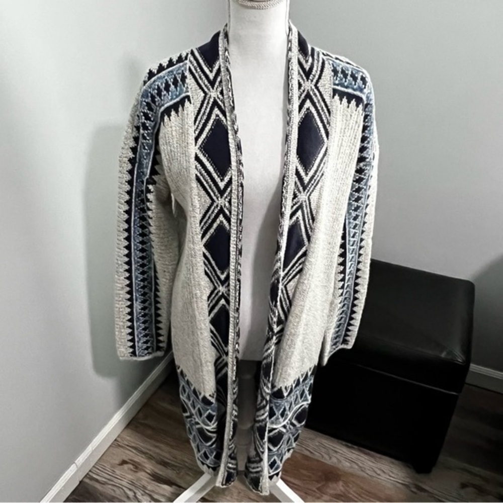 Lucky Brand NWT Aztec Pattern Sweater Size Small. Shades of Blue and Cream.